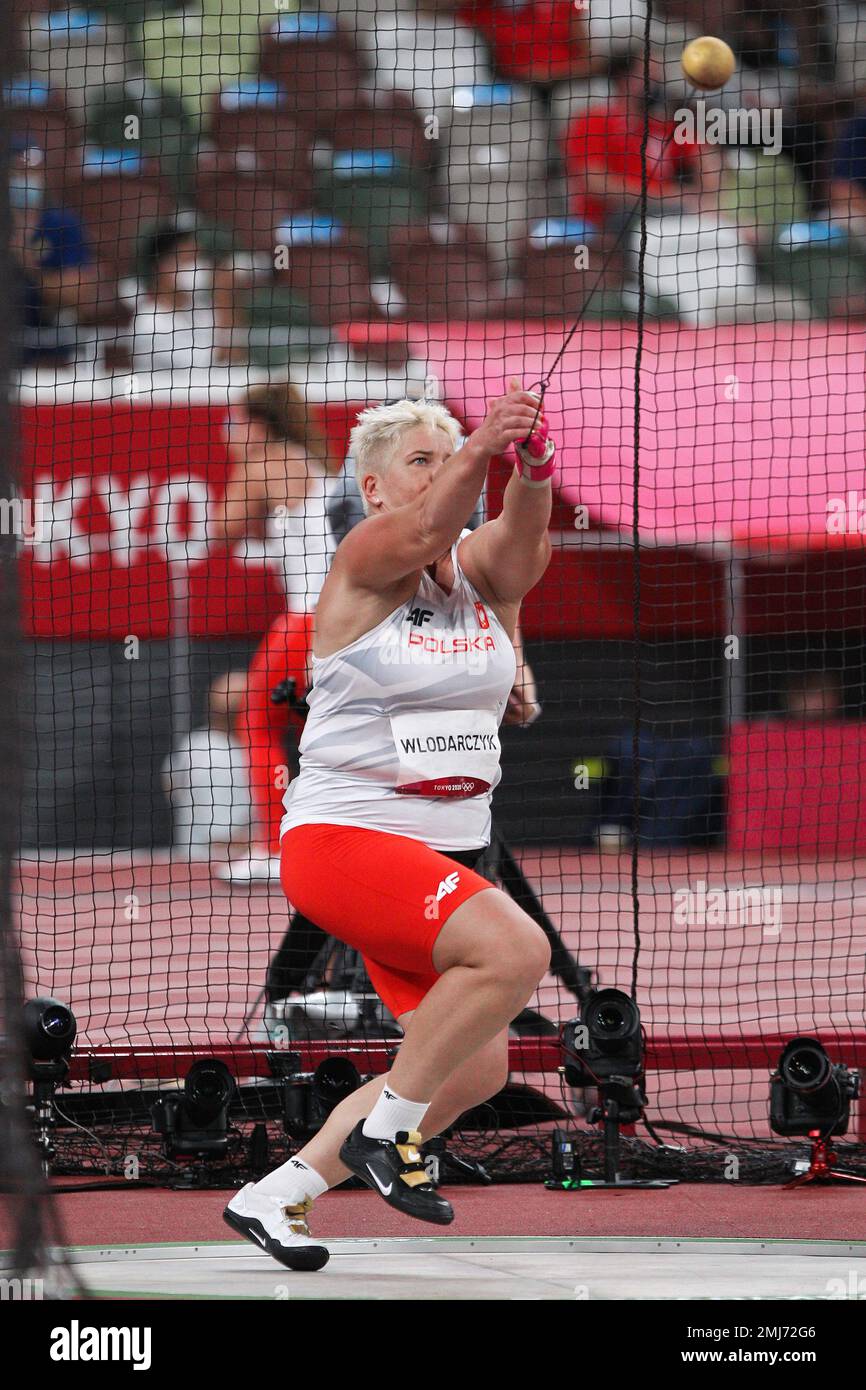 Anita Włodarczyk (POL) gareggia nel lancio del martello femminile ai Giochi Olimpici estivi 2020 (2021) di Tokyo, Giappone Foto Stock