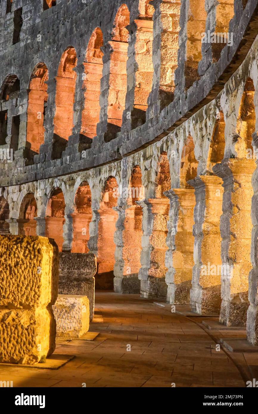 Cittadini durante una visita all'Arena di Pola il 27 gennaio 2023, la 18th Notte del Museo a Pola, in Croazia. La Notte dei Musei è un evento che si svolge ogni anno in Croazia e molti musei offrono l'ingresso gratuito ai cittadini. Foto: Srecko Niketic/PIXSELL Foto Stock