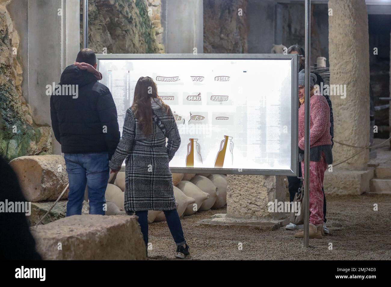 Cittadini durante una visita all'Arena di Pola il 27 gennaio 2023, la 18th Notte del Museo a Pola, in Croazia. La Notte dei Musei è un evento che si svolge ogni anno in Croazia e molti musei offrono l'ingresso gratuito ai cittadini. Foto: Srecko Niketic/PIXSELL Foto Stock