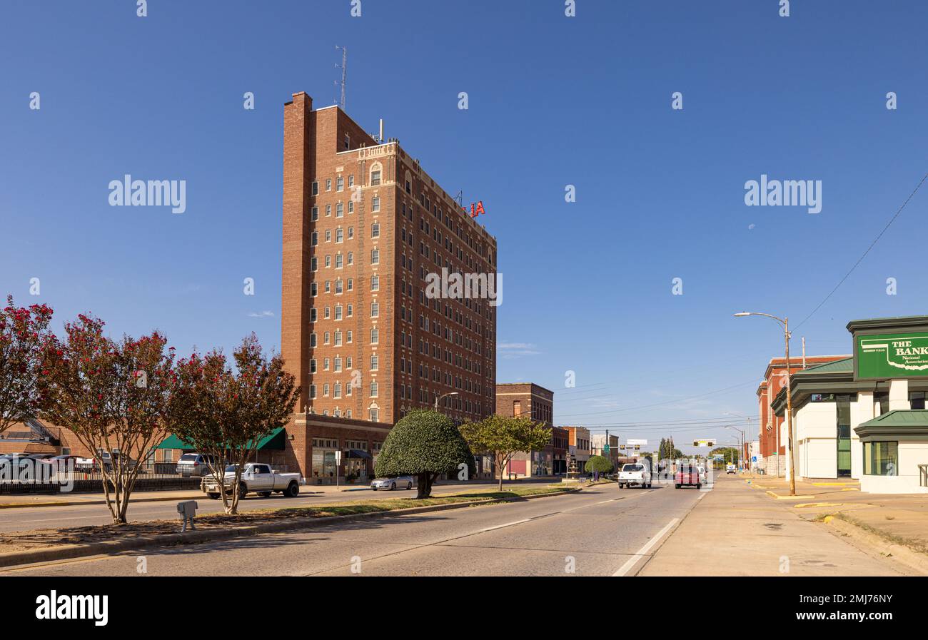 McAlester, Oklahoma, USA - 15 ottobre 2022: Il centro città come visto su Carl Albert Parkway Foto Stock