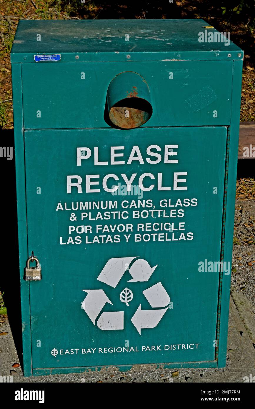 Si prega di riciclare lattine di alluminio, bottiglie di vetro e plastica, contenitore nel parco regionale di Dry Creek, Union City, California Foto Stock