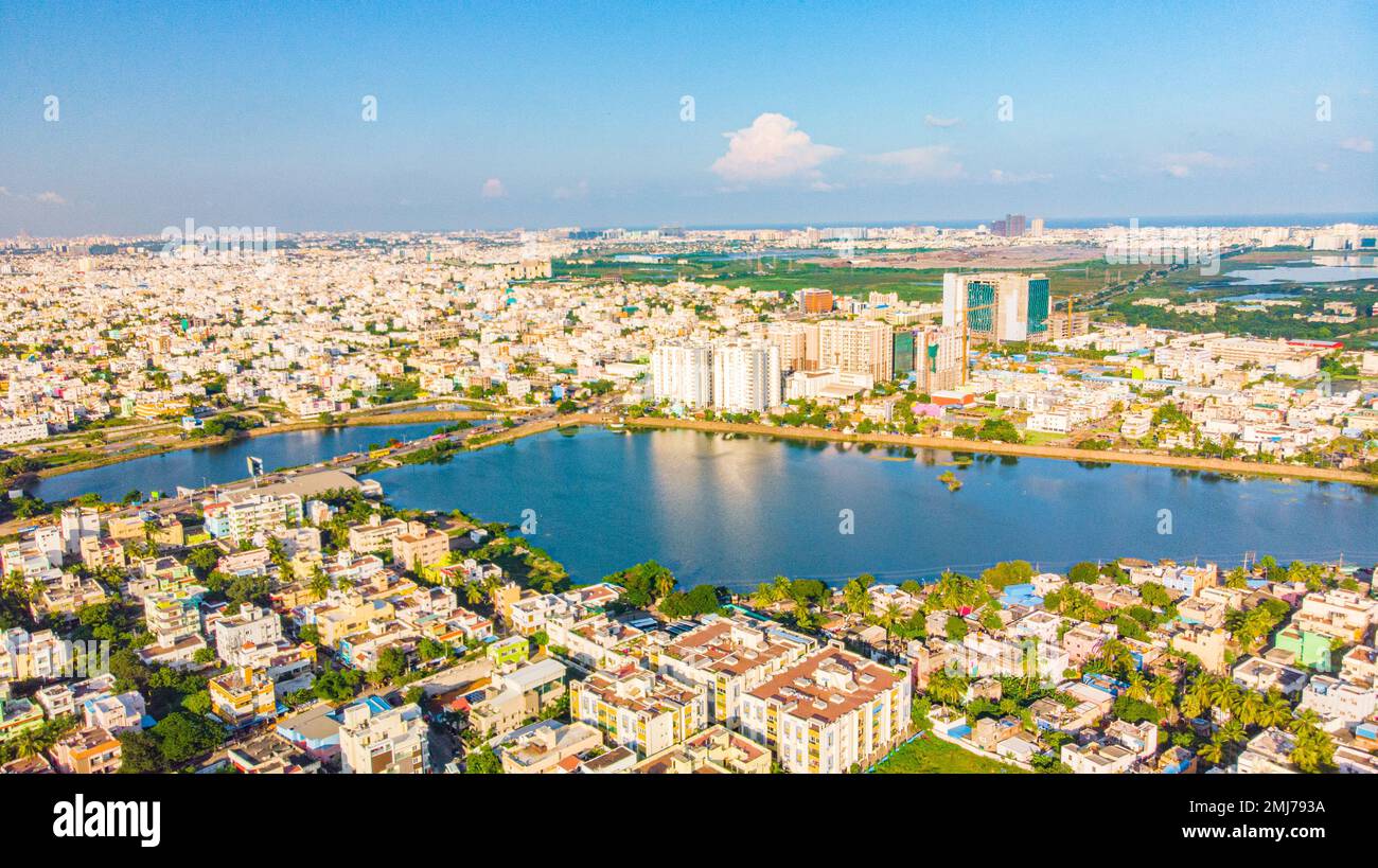 Edificio visto attraverso la riflessione vicino al lago da una vista aerea, Chennai, India Foto Stock