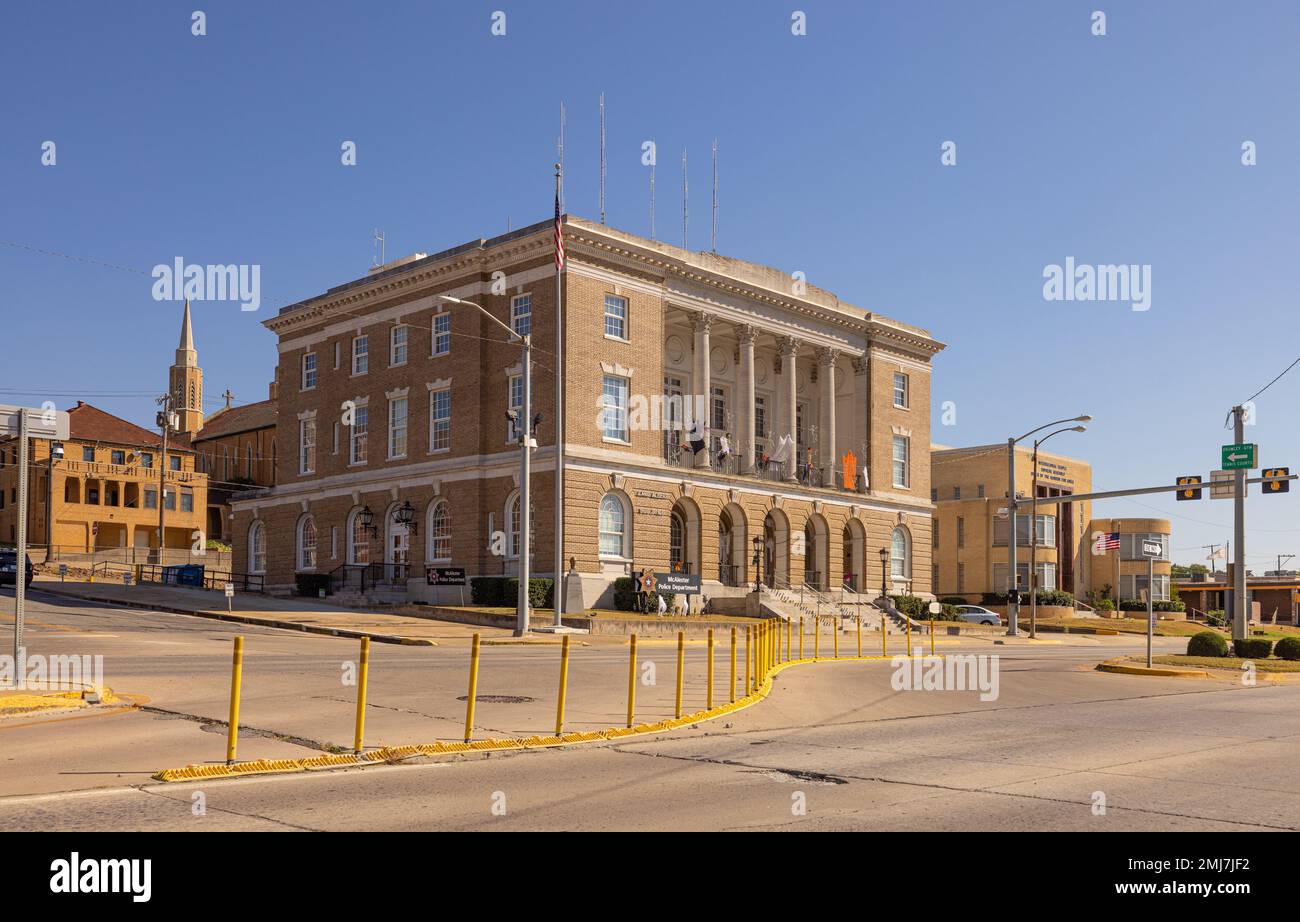 McAlester, Oklahoma, USA - 15 ottobre 2022: Edificio Carl Albert che ospita il Dipartimento di polizia McAlester Foto Stock