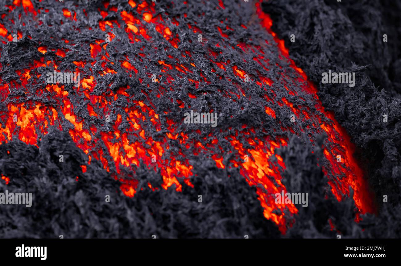Flusso di lava in una vista di dettaglio - lava fusa brillante rossa Foto Stock