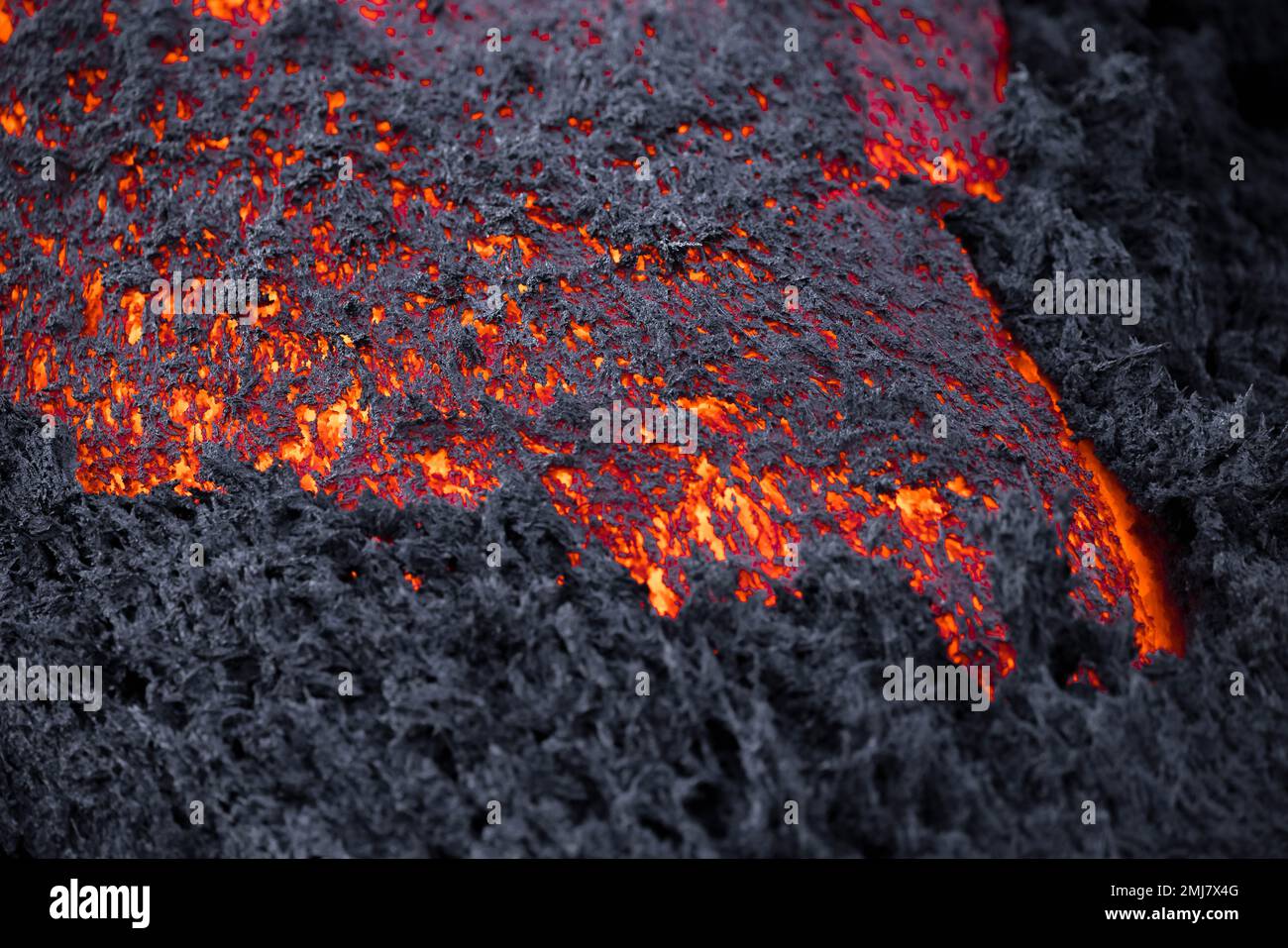 Lava incandescente che scorre - colata di lava e magma vista in detaglio Foto Stock
