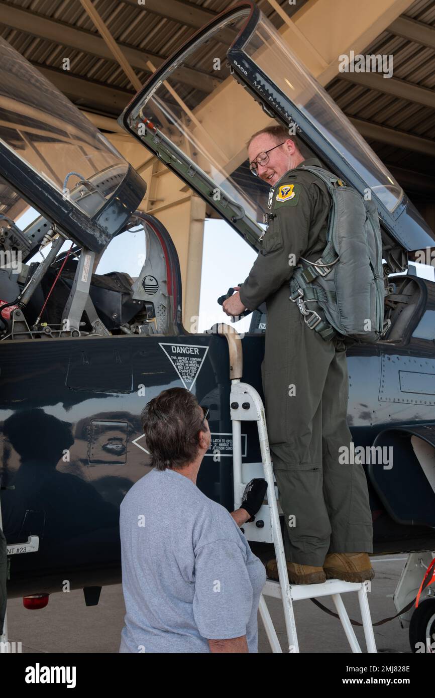 Viviane Richardson, meccanico di aerei della Bomb Wing 509th, parla con un pilota di addestramento del caccia T-38 Talon Jet con la Bomb Wing 509th, alla base aeronautica di Whiteman, Missouri, 25 agosto 2022. La comunicazione del meccanico aereo con i piloti consente loro di diagnosticare e identificare eventuali problemi che potrebbero verificarsi con l'aereo e correggerli rapidamente. Foto Stock
