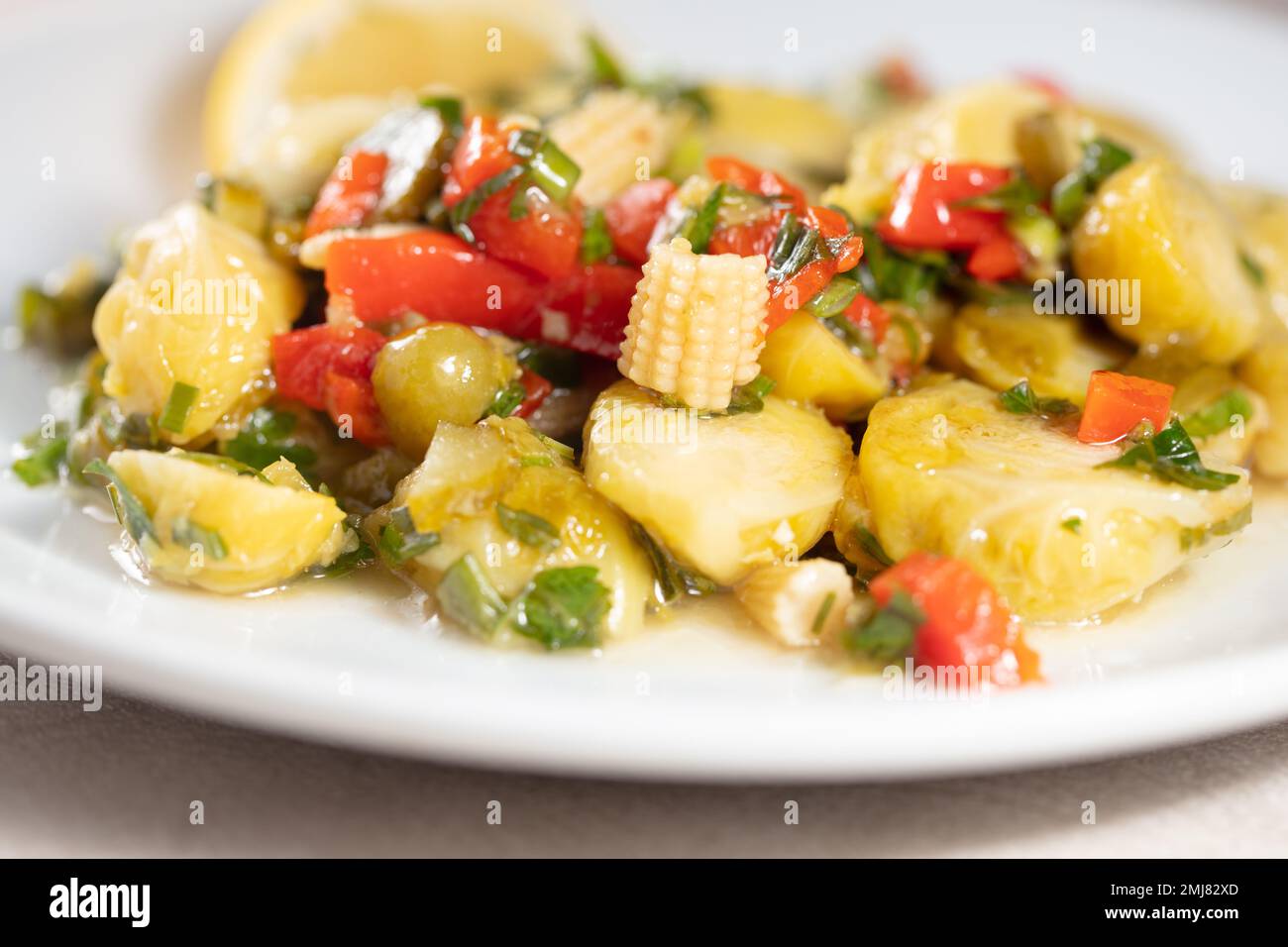 Sano piatto di cavoli di brussel con peperoni rossi, pancetta e uno smalto balsamico Foto Stock