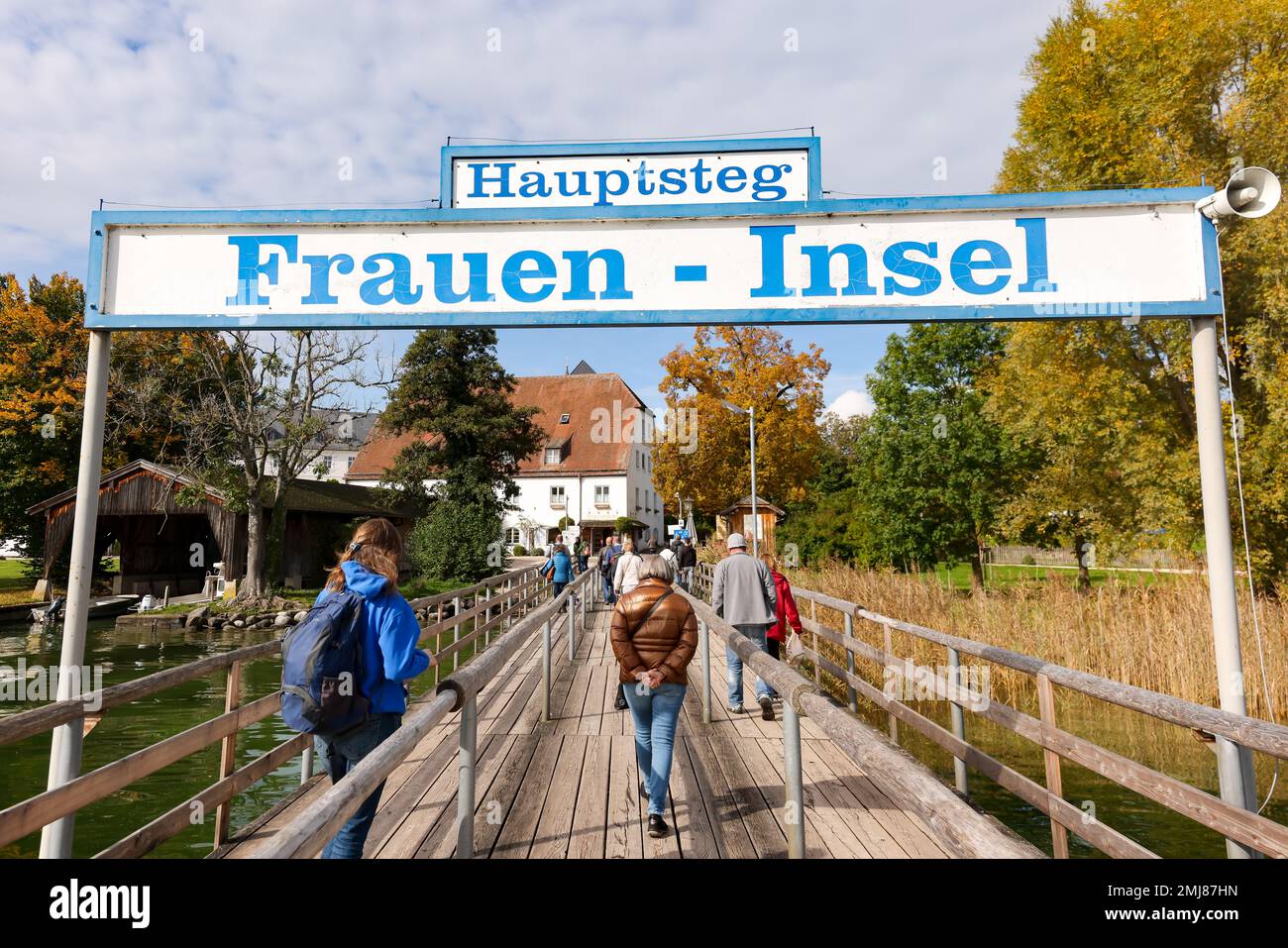 Gstadt am Chiemsee, Germania - 11 ottobre 2022: I turisti arrivano al Frauen insel in autunno per visitare l'Abbazia di Frauenwörth a Chiemsee. Foto Stock