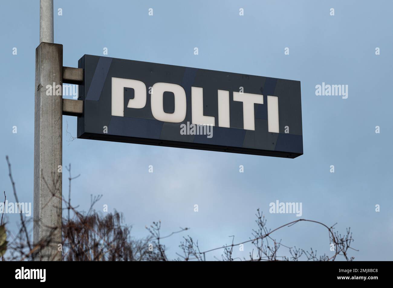 Segnale danese fuori da una stazione di polizia, Frederikssund, Danimarca, gennaio 21, 2023 Foto Stock