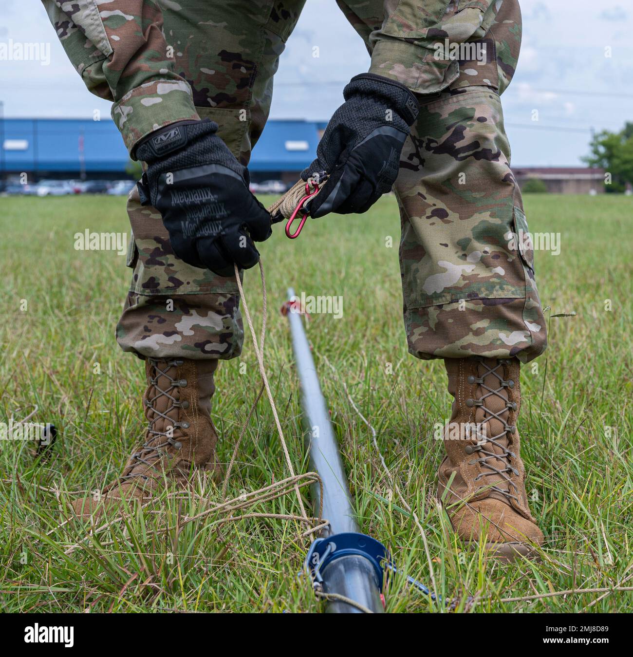 Airman 1st Class Diego Esparza, tecnico di trasmissione a radiofrequenza 4th Communications Squadron, collega i ganci a un'antenna tattica di comunicazione di massa durante l'esercizio Agile Cub 22 presso la base aeronautica Seymour Johnson, North Carolina, 25 agosto 2022. La missione del 4th CS è garantire trasmissioni e frequenze radio efficaci ad altre basi, unità e partner. Foto Stock