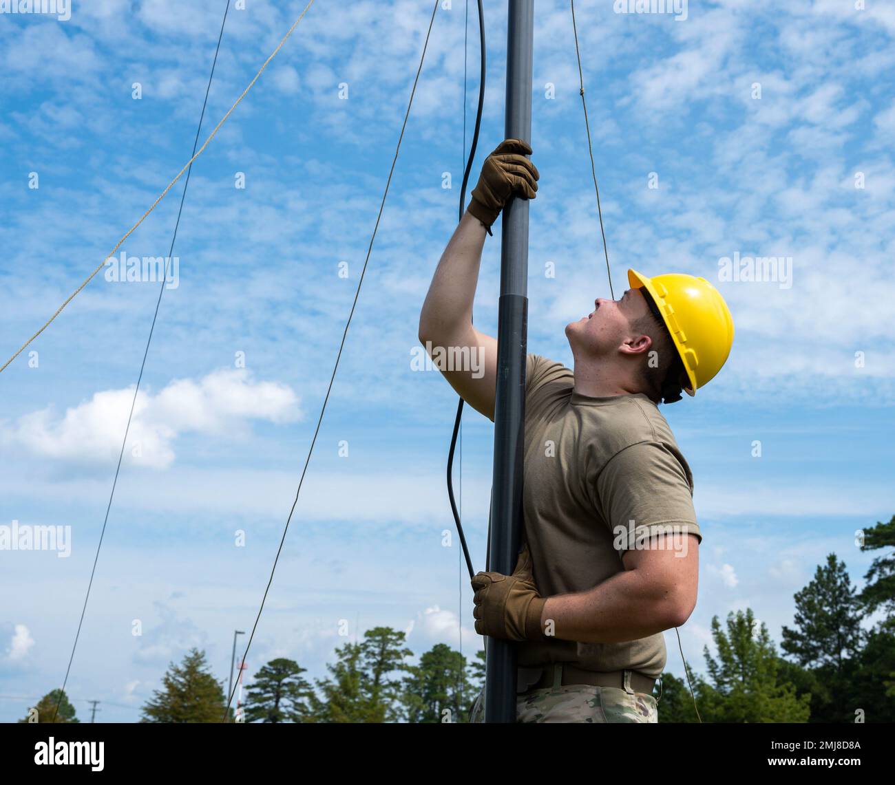 Senior Airman Brendon Rush, tecnico di trasmissione a radiofrequenza 4th Communications Squadron, assembla un'antenna tattica di comunicazione di massa durante l'esercizio Agile Cub 22 presso la base aeronautica Seymour Johnson, North Carolina, 25 agosto 2022. Rush è responsabile dell'installazione e della manutenzione delle comunicazioni in radiofrequenza, della risoluzione dei problemi e della riparazione dei dispositivi di comunicazione, dei sistemi di antenna, dei sintonizzatori e delle linee di trasmissione. Foto Stock