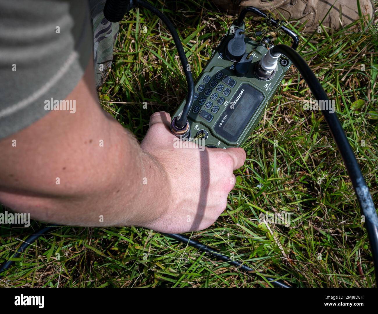 Senior Airman Brendon Rush, 4th Communications Squadron tecnico di trasmissione a radiofrequenza, invia un segnale di comunicazione attraverso l'antenna tattica di comunicazione di massa durante l'esercizio Agile Cub 22 presso Seymour Johnson Air Force base, North Carolina, 25 agosto 2022. Agile Cub misura le capacità di implementazione e le strategie di comunicazione di Airmen in uno scenario di combattimento. Foto Stock