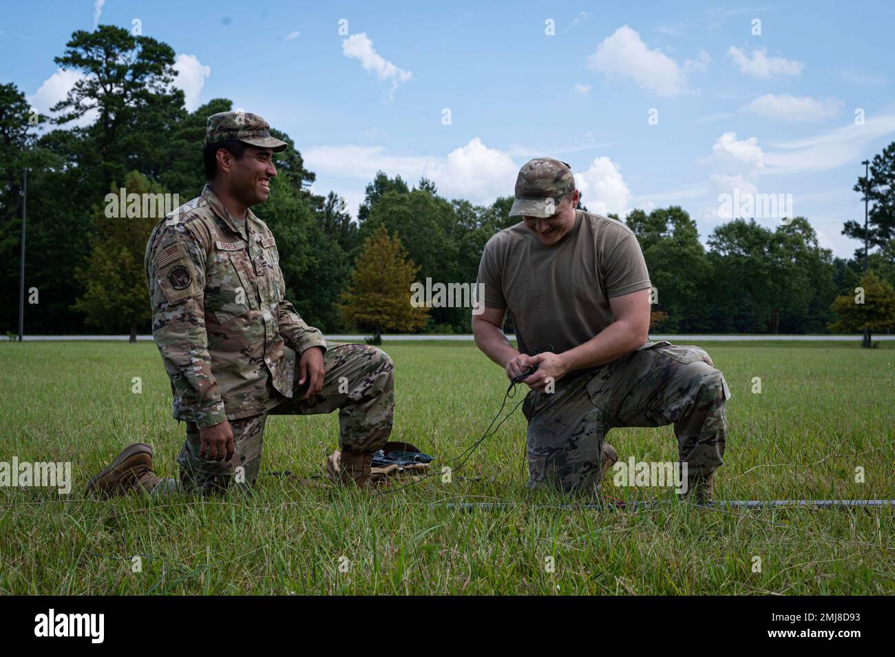 Senior Airman Brendon Rush e Airman 1st Class Diego Esparza, 4th Communications Squadron tecnici di trasmissione a radiofrequenza, assemblare una tattica antenna di comunicazione di massa durante l'esercizio Agile Cub 22 presso Seymour Johnson Air Force base, North Carolina, 25 agosto 2022. Agile Cub allena Airmen per integrarsi con altri squadroni, supportare le capacità di airpower e fornire una formazione specialistica di prim'ordine. Foto Stock