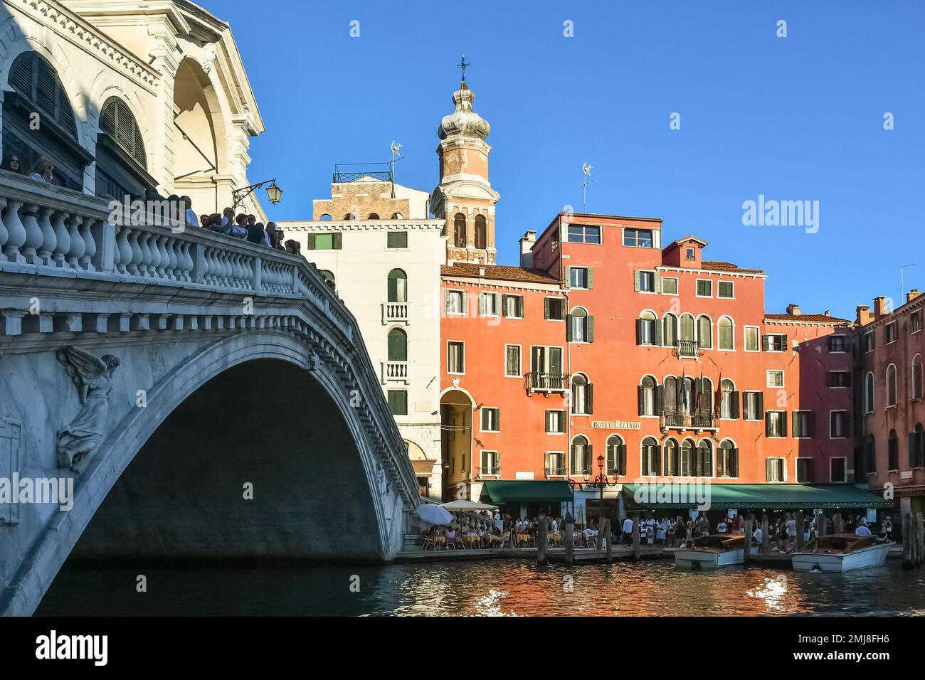 Il Ponte di Rialto sul Canal Grande con sullo sfondo il campanile della chiesa di San Bartolomeo, Venezia, Veneto, Italia Foto Stock