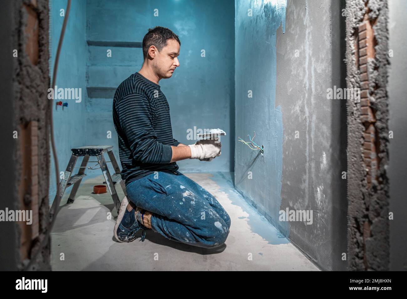 applicazione di isolamento alla parete contro l'umidità e l'acqua Foto Stock