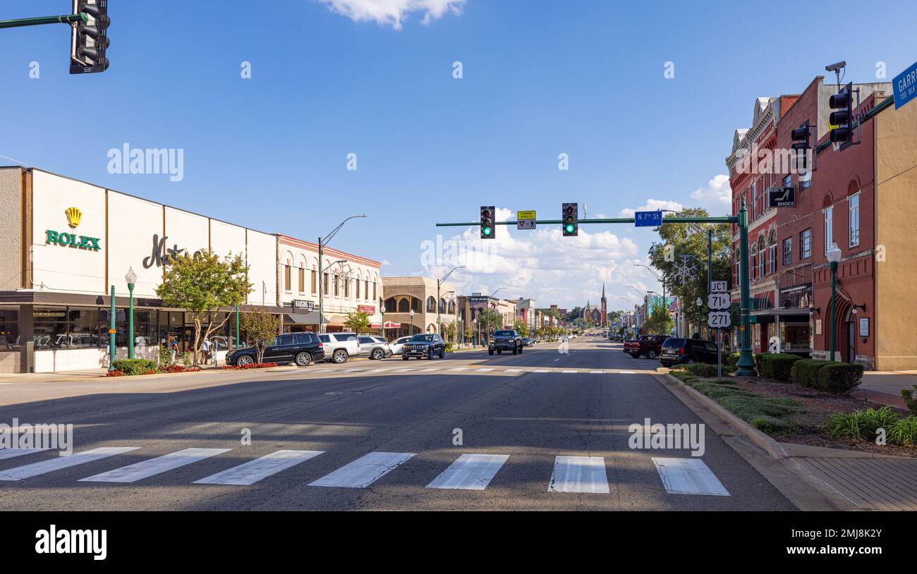 Fort Smith, Arkansas, USA - 15 ottobre 2022: Il vecchio quartiere degli affari su Garrison Avenue Foto Stock