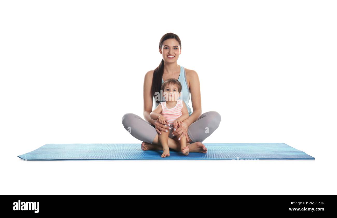 Giovane donna meditando con suo figlio isolato su bianco Foto Stock