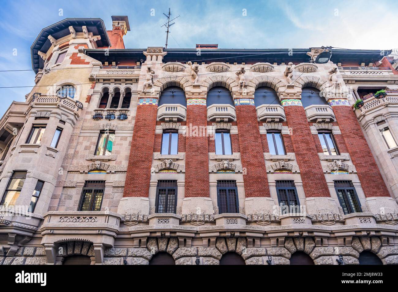 Palazzo Berri Meregalli, costruito agli inizi del '20th in stile liberty con caratteristiche romaniche Revival e Art Nouveau, quartiere di porta Venezia, Milano Foto Stock