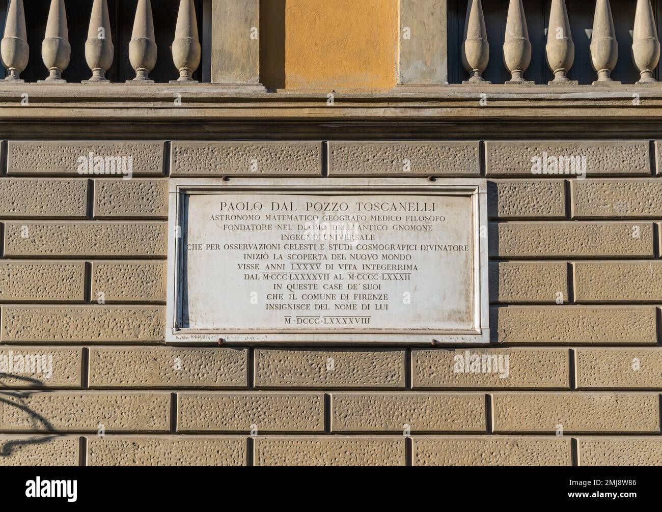 Palazzo dal Pozzo Toscanelli, stemma raffigurante una torre, piazza Pitti, a Firenze, dove visse il matematico Paolo dal Pozzo Toscanelli Foto Stock