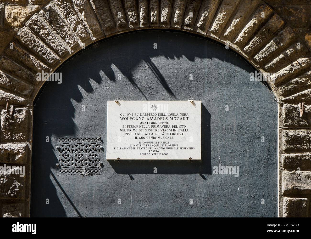 Targa commemorativa che indica il luogo in cui un tempo sorgeva l'hotel dove il compositore austriaco Wolfgang Amadeus Mozart soggiornò, a Firenze, in Italia Foto Stock