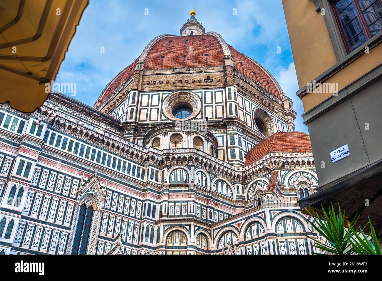 Primo piano sui marmi bianchi della Cattedrale di Firenze (Santa Maria del Fiore) e sulla cupola del Brunelleschi, Firenze Foto Stock