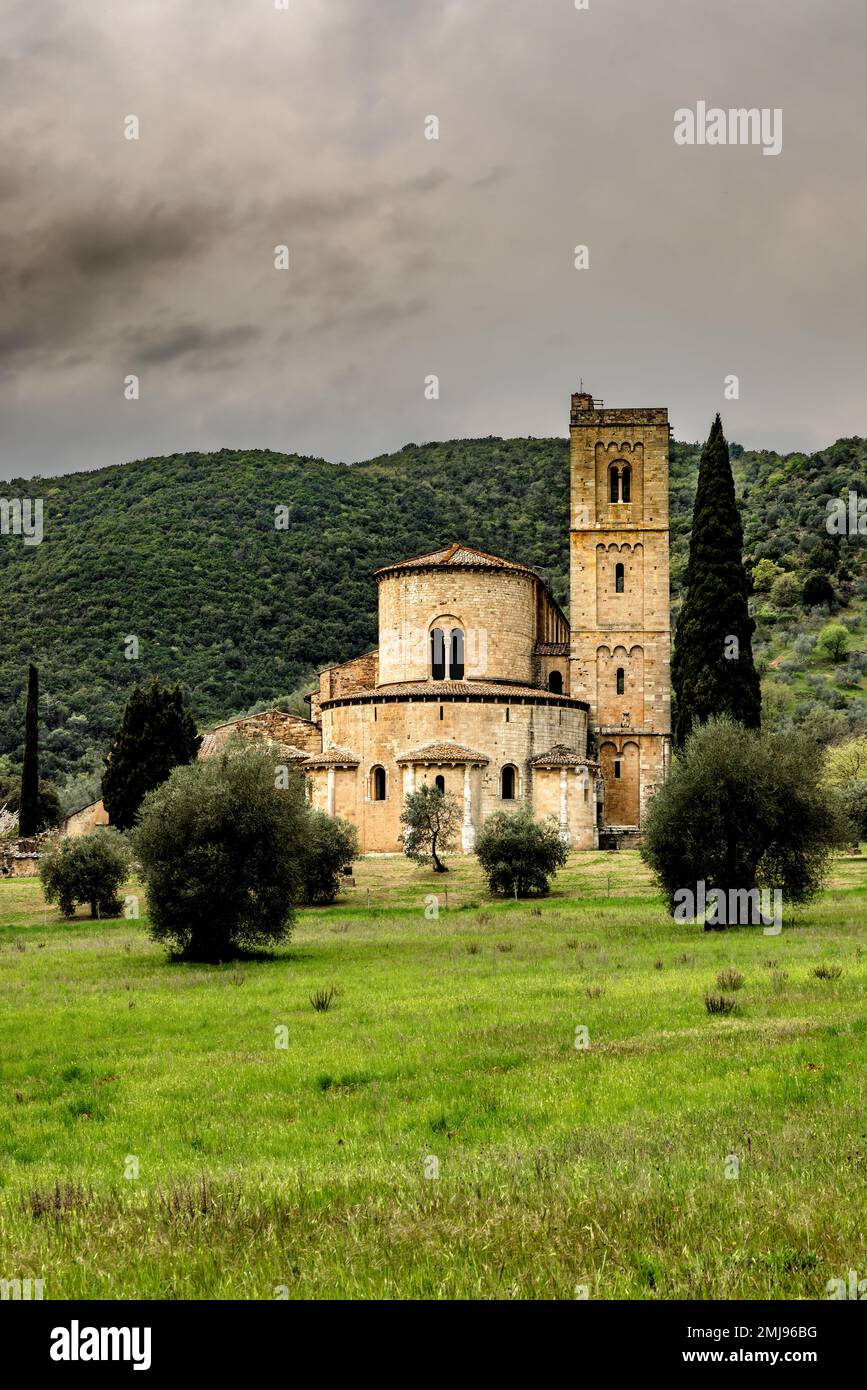 Abbazia di Sant Antimo o Abbazia di Sant Antimo, ex monastero benedettino della Val d'Orcia in Toscana. Foto Stock