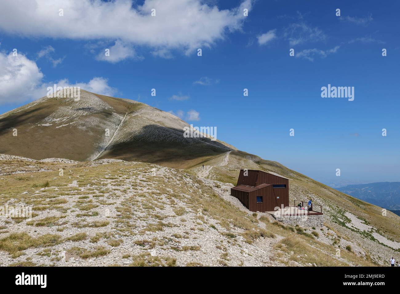 Il rifugio Tito Zilioli si trova nella posizione strategica della Sella delle Ciaule, da questo punto si snodano tre importanti sentieri che conducono al mare Foto Stock