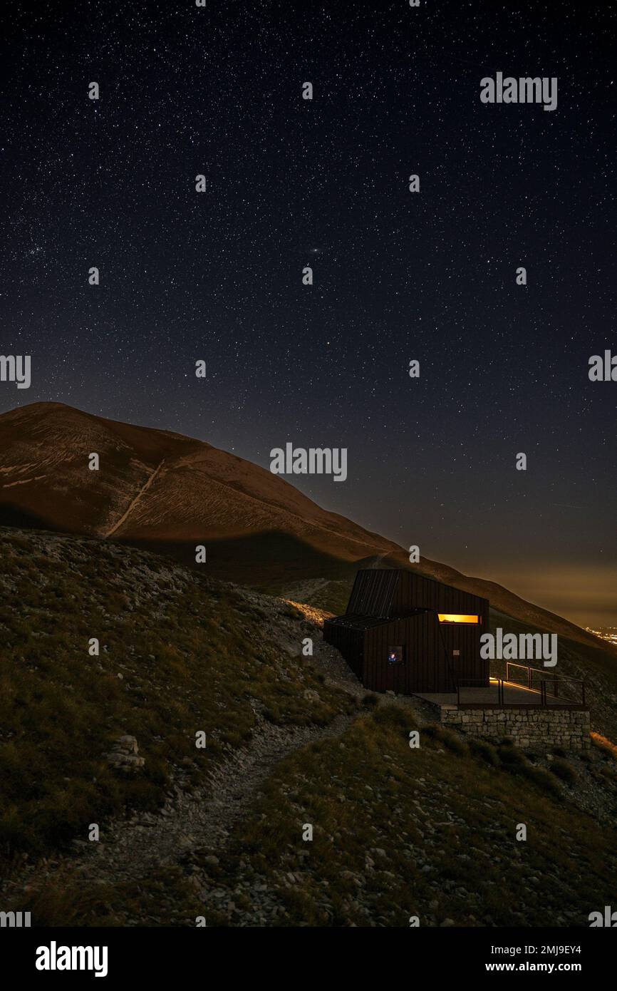 Il rifugio Tito Zilioli si trova nella posizione strategica della Sella delle Ciaule, da questo punto si snodano tre importanti sentieri che conducono al mare Foto Stock