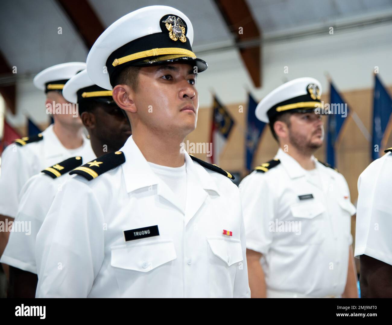 NEWPORT, R.I. (26 agosto 2022) Officer Development School (ODS) classe 22070 studenti al Officer Training Command Newport (OCCN), stare all'attenzione durante la cerimonia di laurea, 26 agosto. ODS fornisce agli ufficiali del corpo del personale e a diversi designatori di linee ristrette la formazione necessaria per prepararli a funzionare nel loro ruolo di ufficiali navali appena commissionati. Foto Stock