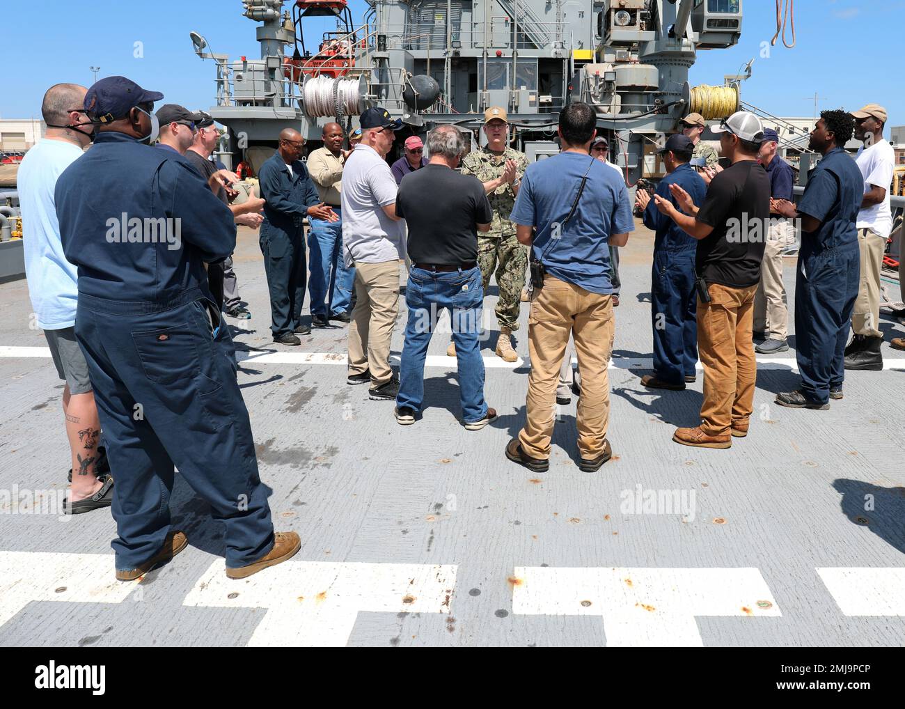 220826-N-OH262-0802 VIRGINIA BEACH, VIRGINIA (26 agosto 2022)--posteriore ADM. Michael Wettlaufer, comandante, comando militare Sealift si rivolge agli ultimi marinai del servizio civile per l'equipaggio della flotta oceano rimorchiatore USNS Apache (T-ATF 172) sul molo-lato Joint Expeditionary base Little Creek-Fort Story, agosto 26. L'indirizzo faceva parte di una cerimonia che segnava l'inattivazione di USNS Apache. Foto Stock