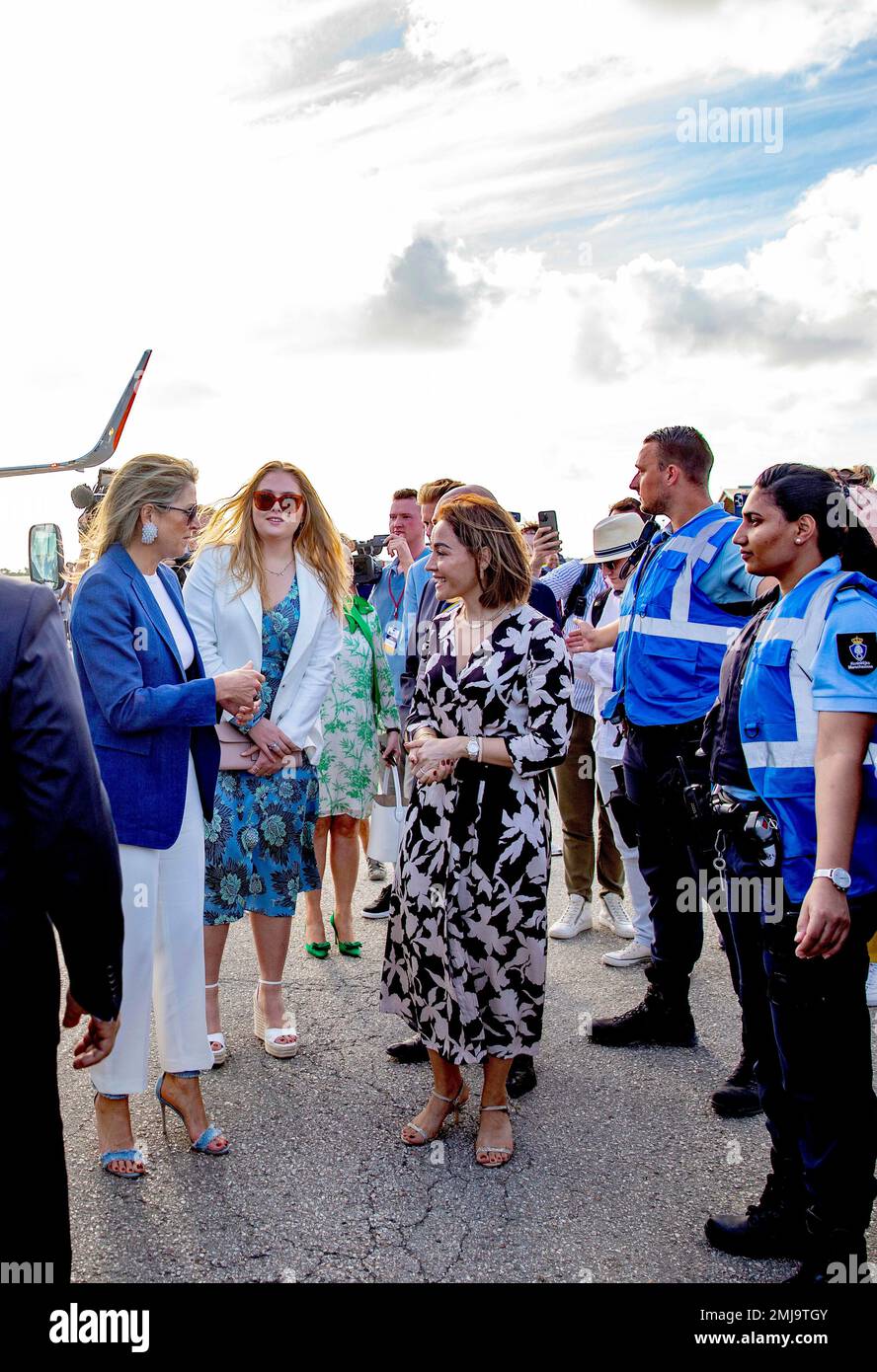 La regina Maxima e la principessa Amalia dei Paesi Bassi arrivano all'aeroporto internazionale di Bonaire, il 27 gennaio 2023, per una visita nella parte caraibica del Regno, la visita è dedicata all'introduzione della principessa di Orange nella parte caraibica del Regno (27-01/ 9-02-2023) Foto: Albert Nieboer/Olanda OUT/Point de Vue OUT Foto Stock