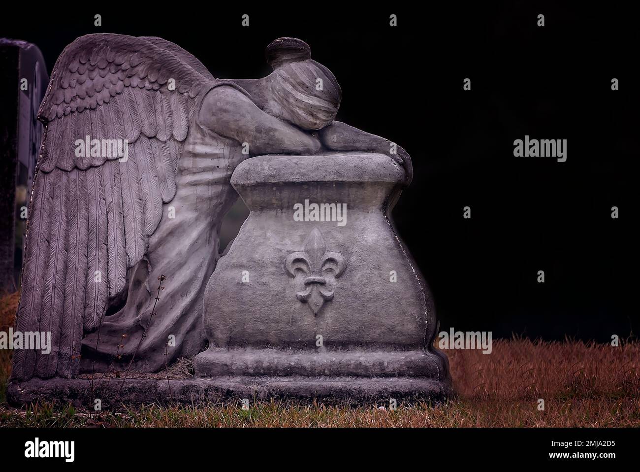 Un angelo piangente è raffigurato in San Rose of Lima Cemetery, 1 gennaio 2023, a Coden, Alabama. Le vacanze sono difficili per coloro che hanno perso i propri cari. Foto Stock