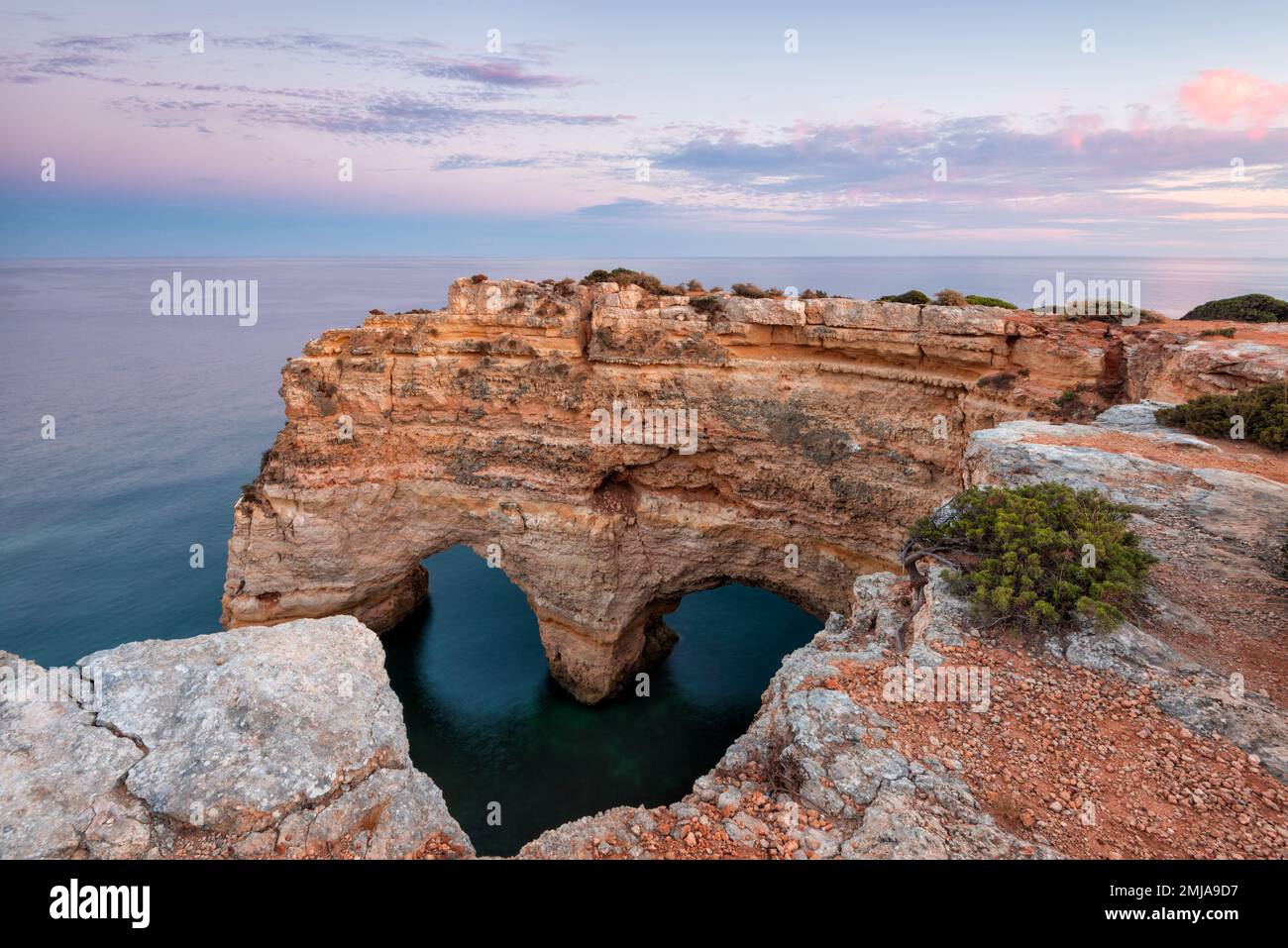 La natura celebra il giorno di San Valentino con il simbolo dell'amore scolpito dalla natura. Algarve, Portogallo. Stagcape di scenario romantico. A forma di cuore sulla roccia dentro Foto Stock