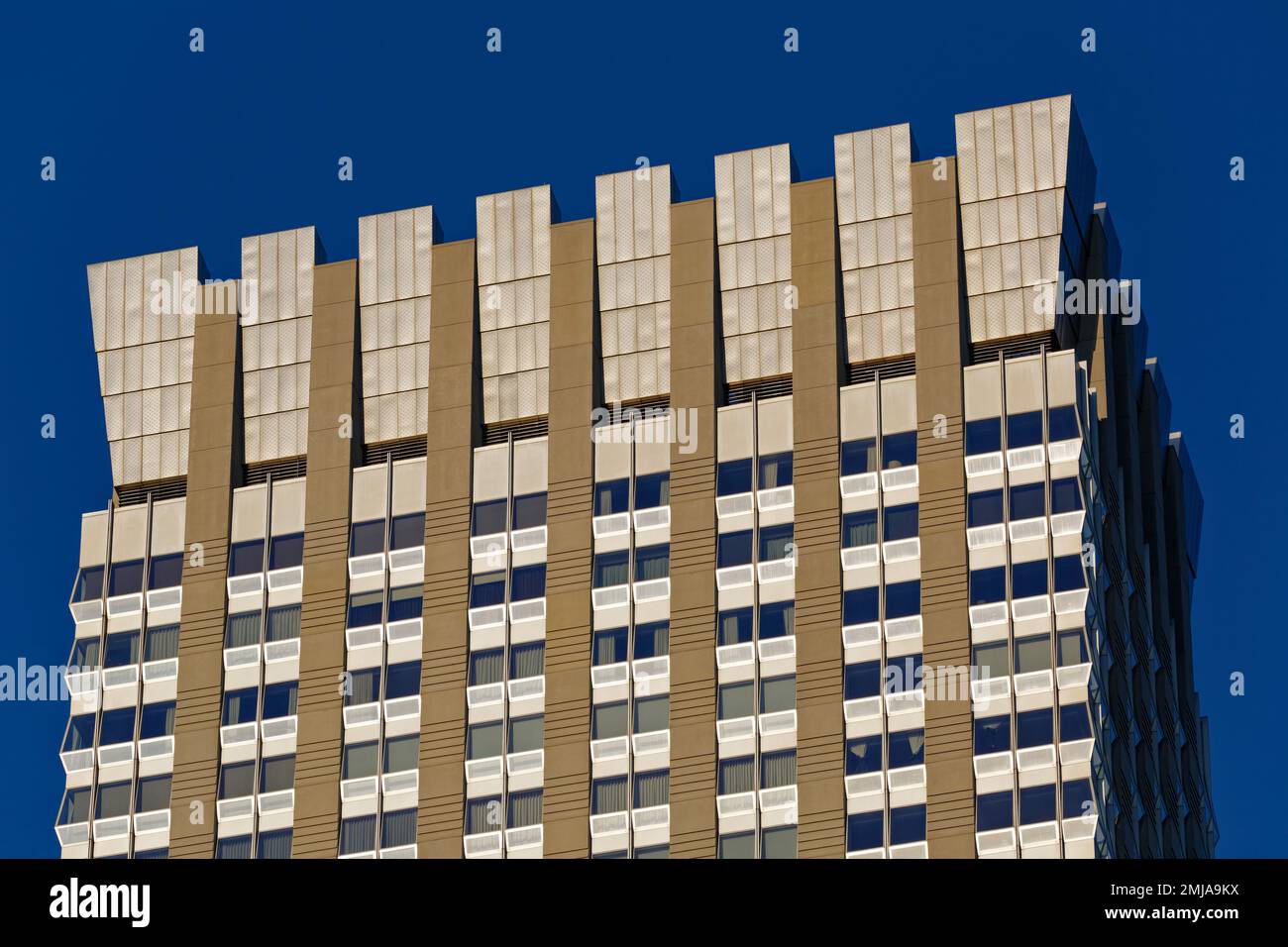 Il Langham New York sfoggia una corona svasata in acciaio inossidabile per nascondere i dettagli meccanici; le forti linee verticali della facciata enfatizzano l'altezza. Foto Stock