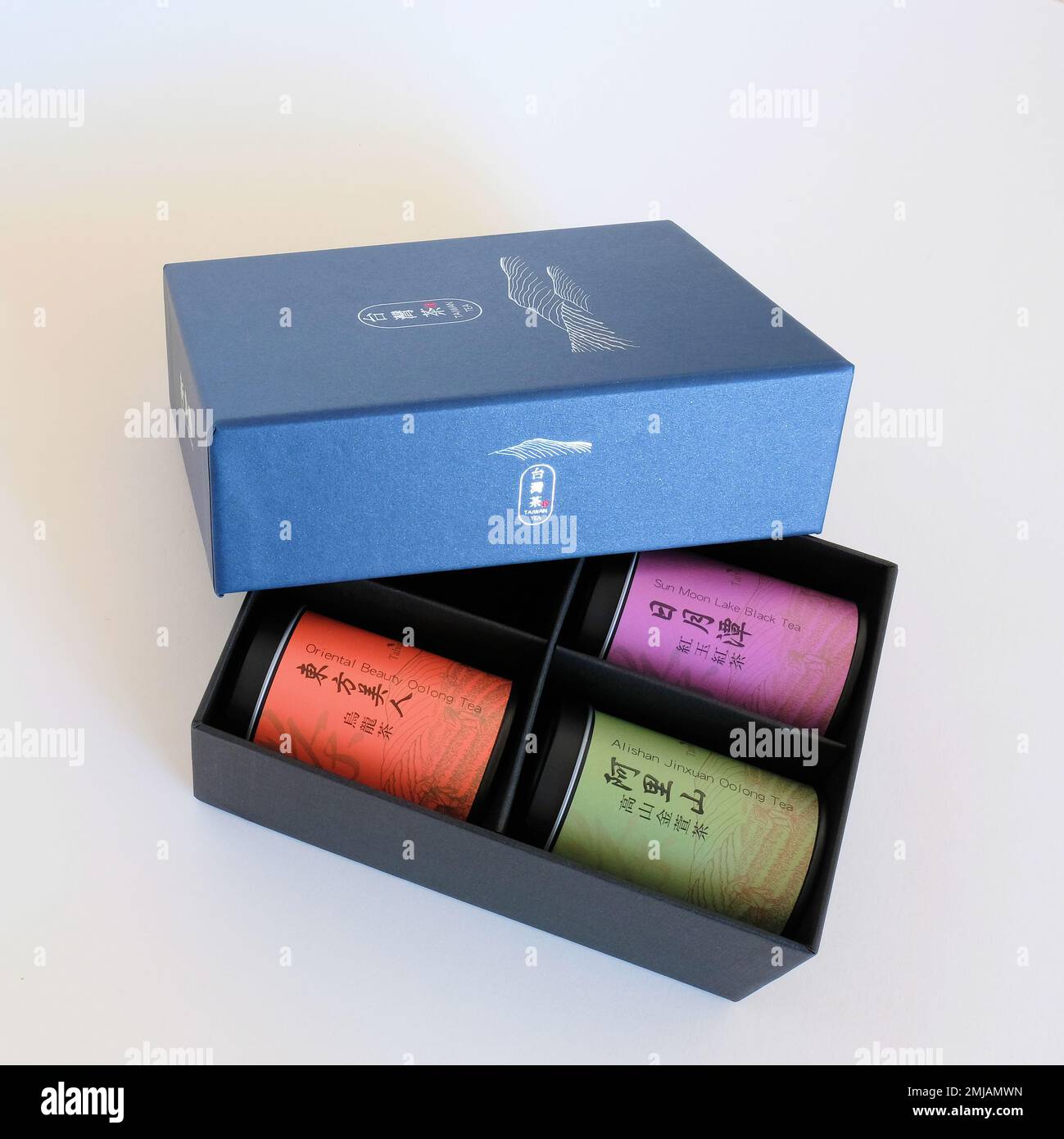Set di confezioni regalo del marchio Hsin Tung Yang di tè taiwanesi: Loose Leaf Oolong e Sun Moon Lake Black Tea in barattoli; Taipei food service e società di vendita al dettaglio. Foto Stock
