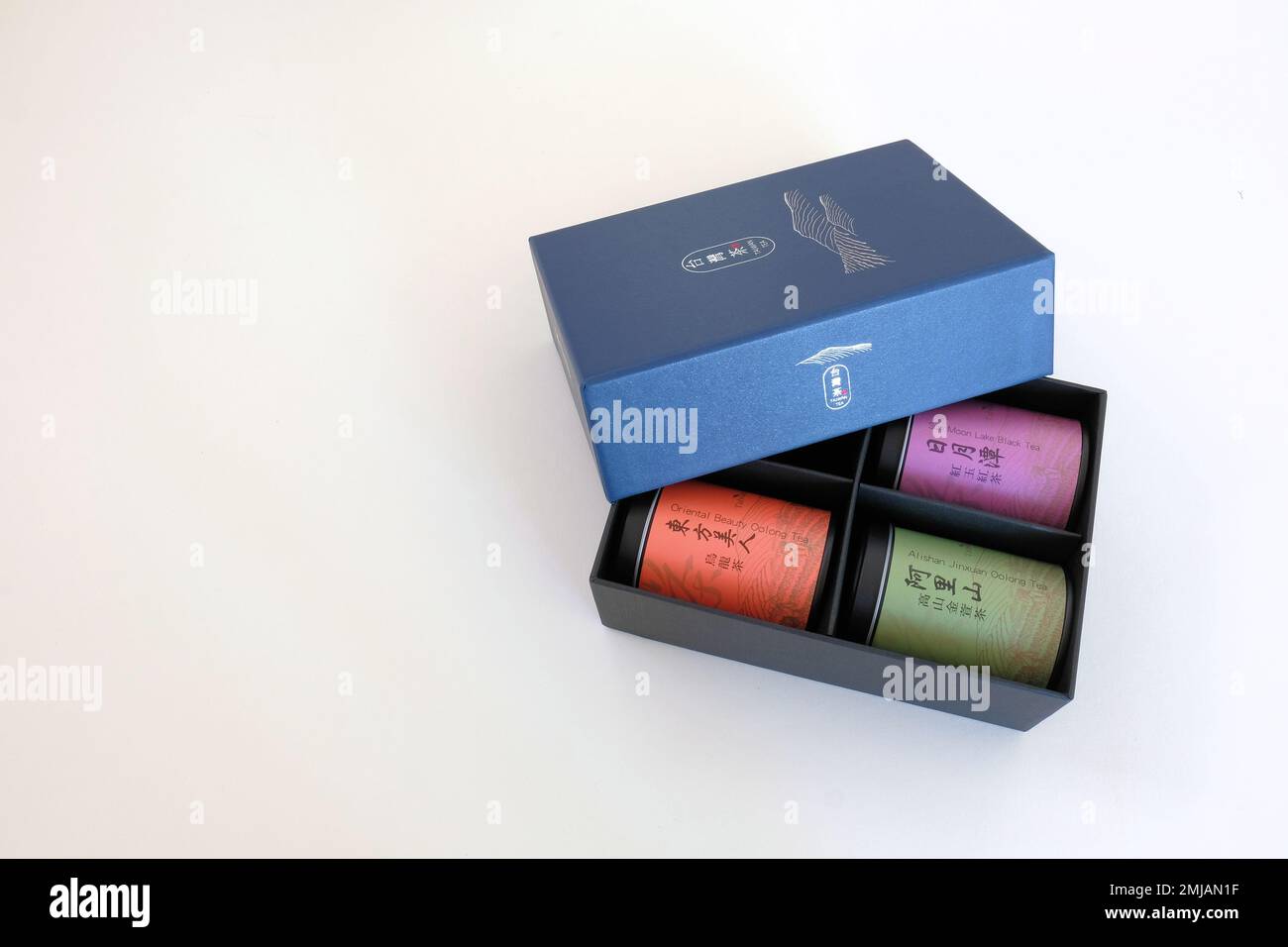 Set di confezioni regalo del marchio Hsin Tung Yang di tè taiwanesi: Loose Leaf Oolong e Sun Moon Lake Black Tea in barattoli; Taipei food service e società di vendita al dettaglio. Foto Stock