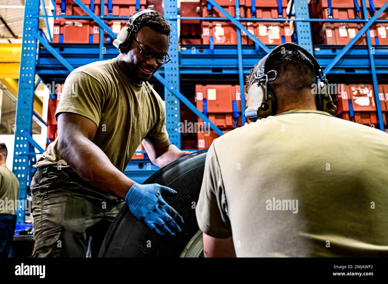 STATI UNITI Air Force Senior Airman Rodney Alston III, 305th Maintenance Squadron Crew Chief, esegue un'ispezione delle ruote presso la base comune McGuire-Dix-Lakehurst, N.J. il 26 agosto 2022. I capi dell'equipaggio nella sezione ruote e pneumatici di 305 MXS stanno convalidando la loro capacità locale di disassemblare e costruire i complessivi pneumatici per il carrello di atterraggio principale e il carrello di atterraggio anteriore del KC-46. All'inizio di agosto 2022, il centro di gestione del ciclo di vita dell'aeronautica ha autorizzato le basi operative principali a sostenere la capacità organica di sostituzione degli pneumatici. Un team composto da quattro membri composto da Crew Chiefs, Sheet Metal e Nondistruttive Inspecti Foto Stock