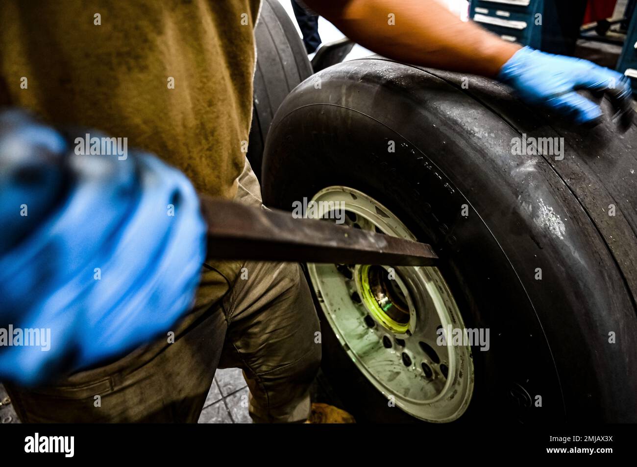 STATI UNITI Air Force Senior Airman Rodney Alston III, 305th Maintenance Squadron Crew Chief, esegue la manutenzione delle ruote presso la Joint base McGuire-Dix-Lakehurst, N.J. il 26 agosto 2022. I capi dell'equipaggio nella sezione ruote e pneumatici di 305 MXS stanno convalidando la loro capacità locale di disassemblare e costruire i complessivi pneumatici per il carrello di atterraggio principale e il carrello di atterraggio anteriore del KC-46. All'inizio di agosto 2022, il centro di gestione del ciclo di vita dell'aeronautica ha autorizzato le basi operative principali a sostenere la capacità organica di sostituzione degli pneumatici. Un team composto da quattro membri, composto da Crew Chiefs, Sheet Metal e Nondistruttive Inspectio Foto Stock