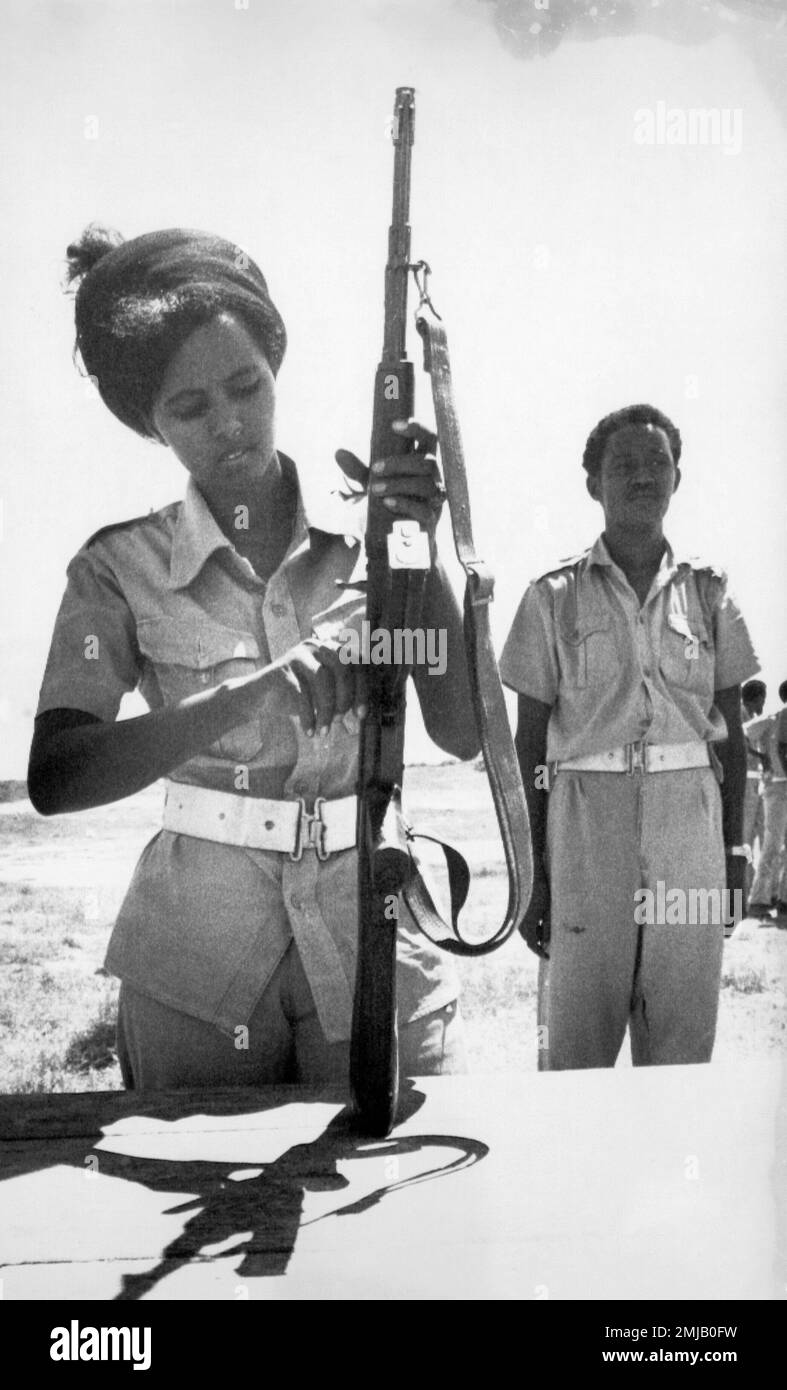 FILE - In this Feb. 25, 1978 file photo, a Somali Army female recruit checks her automatic weapon at a military training camp in Halane, Mogadishu. At right is her instructor. On Friday, Aug. 23, 2019, The Associated Press reported on this photo circulating online, incorrectly identified as showing U.S. Rep. Ilhan Omar, D-Minn., undergoing military training. This black-and-white film image was made before Omar was born. (AP Photo) Foto Stock