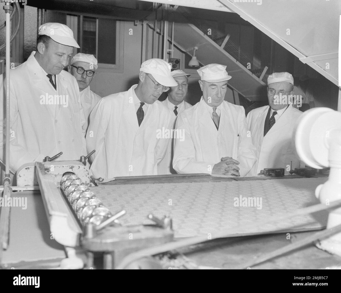 Storia dell'Olanda: Sua altezza reale il principe Bernhard ha fatto una visita di lavoro ad una fabbrica di cioccolato; Data: 18 aprile 1962 Foto Stock