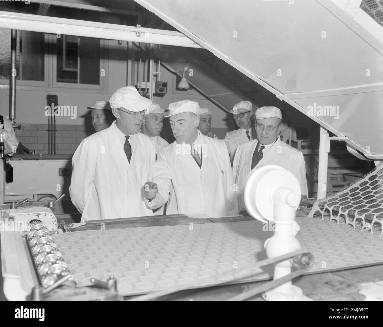 Storia dell'Olanda: Sua altezza reale il principe Bernhard ha fatto una visita di lavoro ad una fabbrica di cioccolato; Data: 18 aprile 1962 Foto Stock