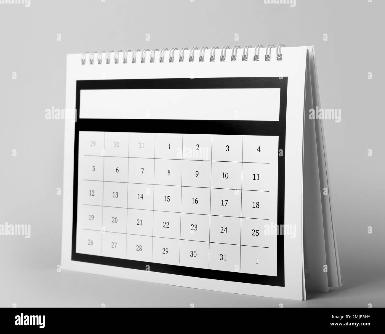 Calendario cartaceo su sfondo grigio. Concetto di pianificazione Foto Stock