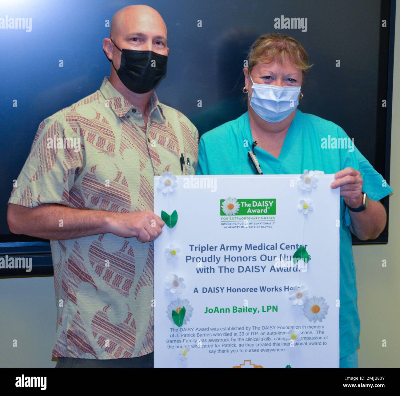 JoAnn Baily Pediatric Adolescent and Young Adult Clinic riceve il DAISY Award, durante una cerimonia del 26 agosto 2022. Il DAISY Award è un'opportunità per onorare e celebrare le abili e compassionevoli cure infermieristiche fornite ogni giorno. J. Patrick Barnes morì per complicazioni della sua malattia autoimmune nel 1999 all'età di 33 anni. La sua famiglia fondò la DAISY Foundation in suo onore. Questo premio annuale offre ai pazienti e al personale l'opportunità di riconoscere un'infermiera che ha fatto la differenza nella loro vita ringraziandoli in un pubblico lontano. Foto Stock