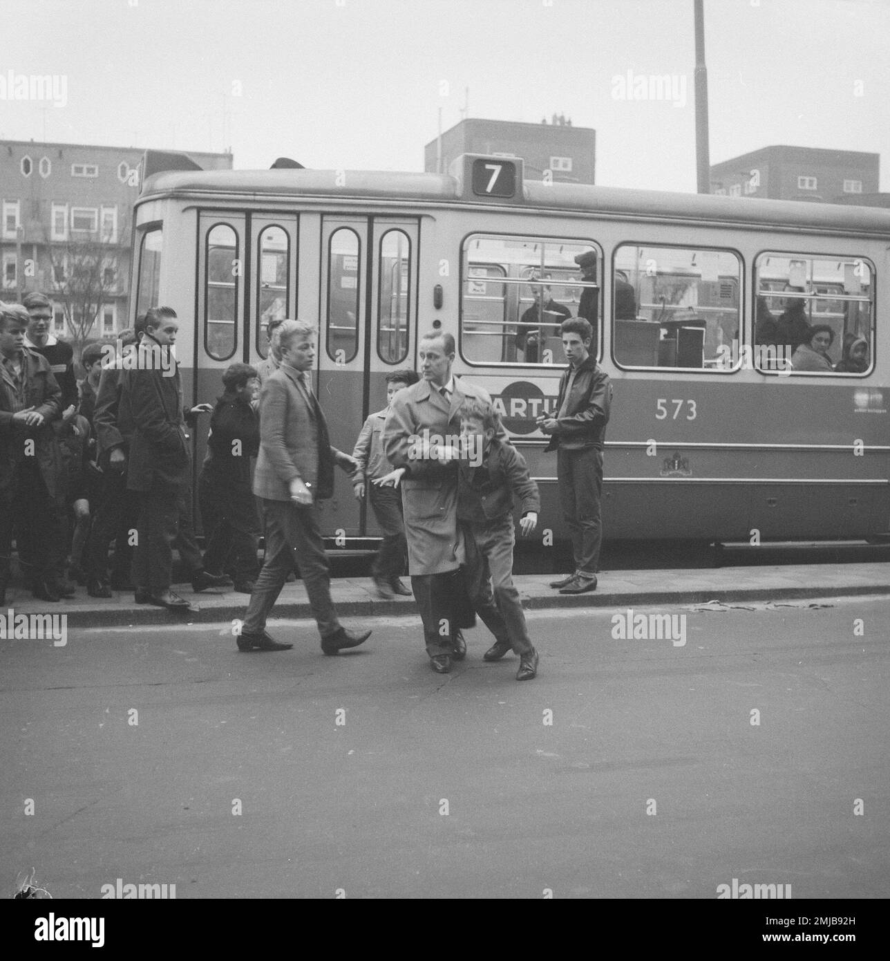 Netherland Storia: Nozems (hoodlums) sconvolgono due minuti di silenzio per commemorare coloro che sono morti nella seconda guerra mondiale; Data: 4 maggio 1962 Foto Stock