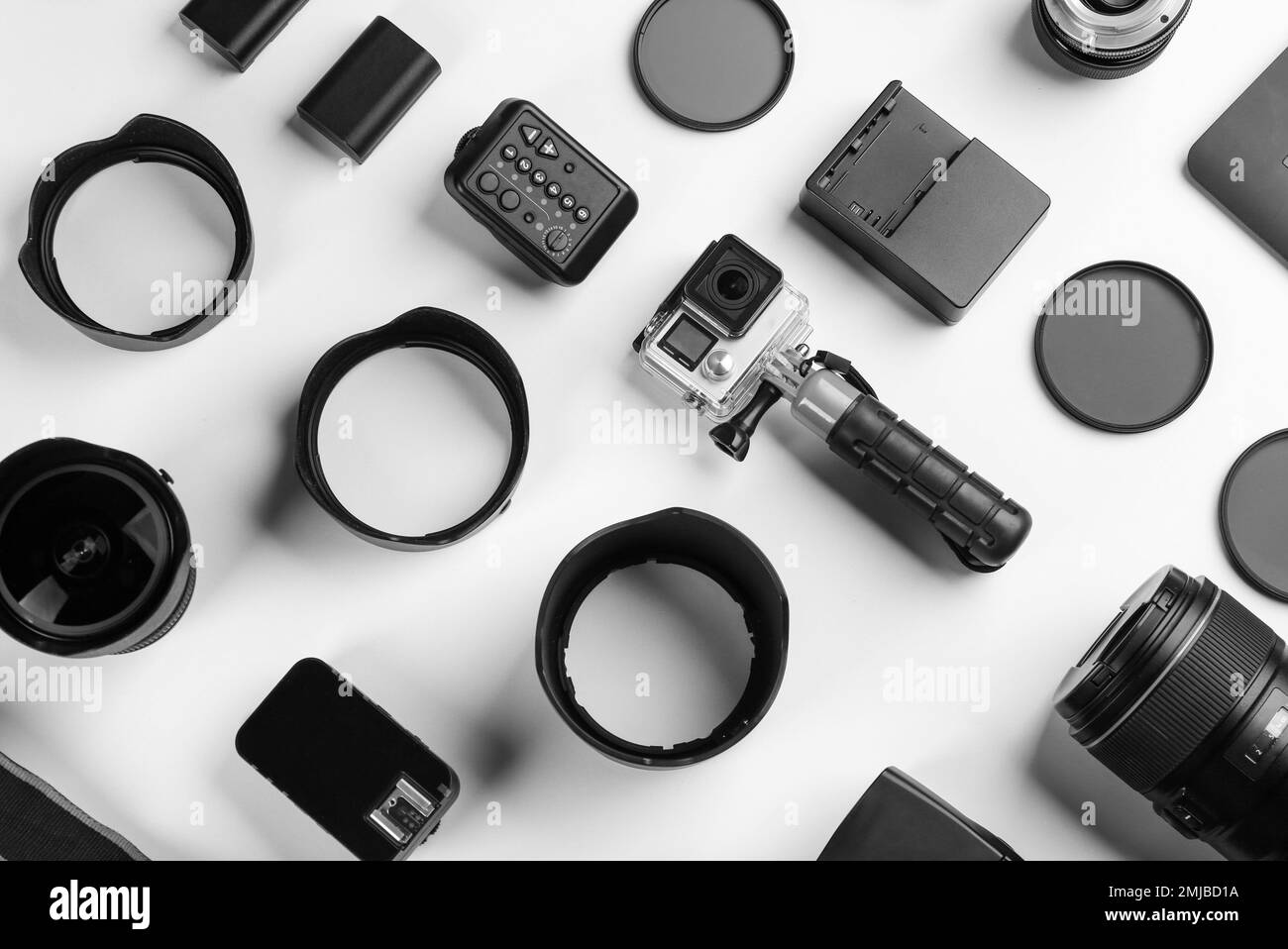 Composizione con attrezzature e accessori del fotografo su sfondo bianco, vista dall'alto Foto Stock