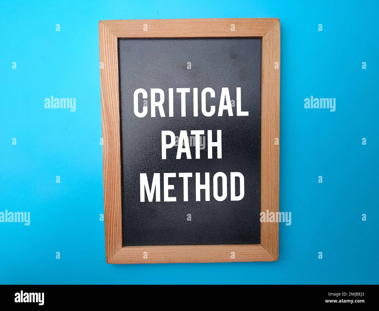 Lavagna nera di legno con il metodo critico di percorso di parola. Foto Stock