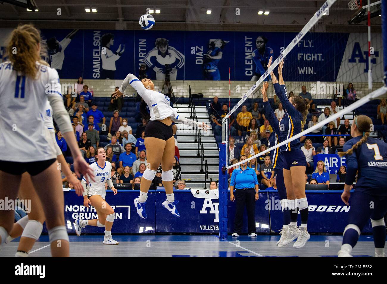 STATI UNITI AIR FORCE ACADEMY, COLORADO. – Joi Harvey dell’Air Force attacca la palla durante la prima serie della vittoria dei Falcon nel 3-0 sul Texas A&M Commerce presso la Cadet East Gym dell’Accademia il 26 agosto 2022. (STATI UNITI Foto dell'aeronautica militare/Joshua Armstrong) Foto Stock