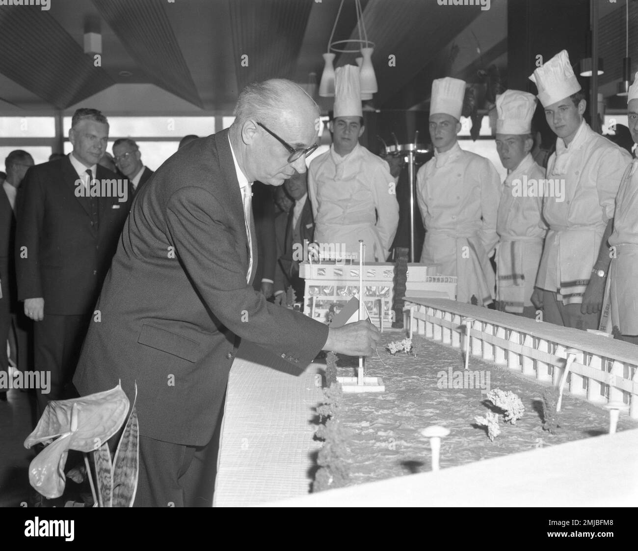 Netherlands Storia: Euromotel aperto da alderman Sig. H.F.C. van Wijck (alza la bandiera sul modello); Data: 3 luglio 1962 Foto Stock