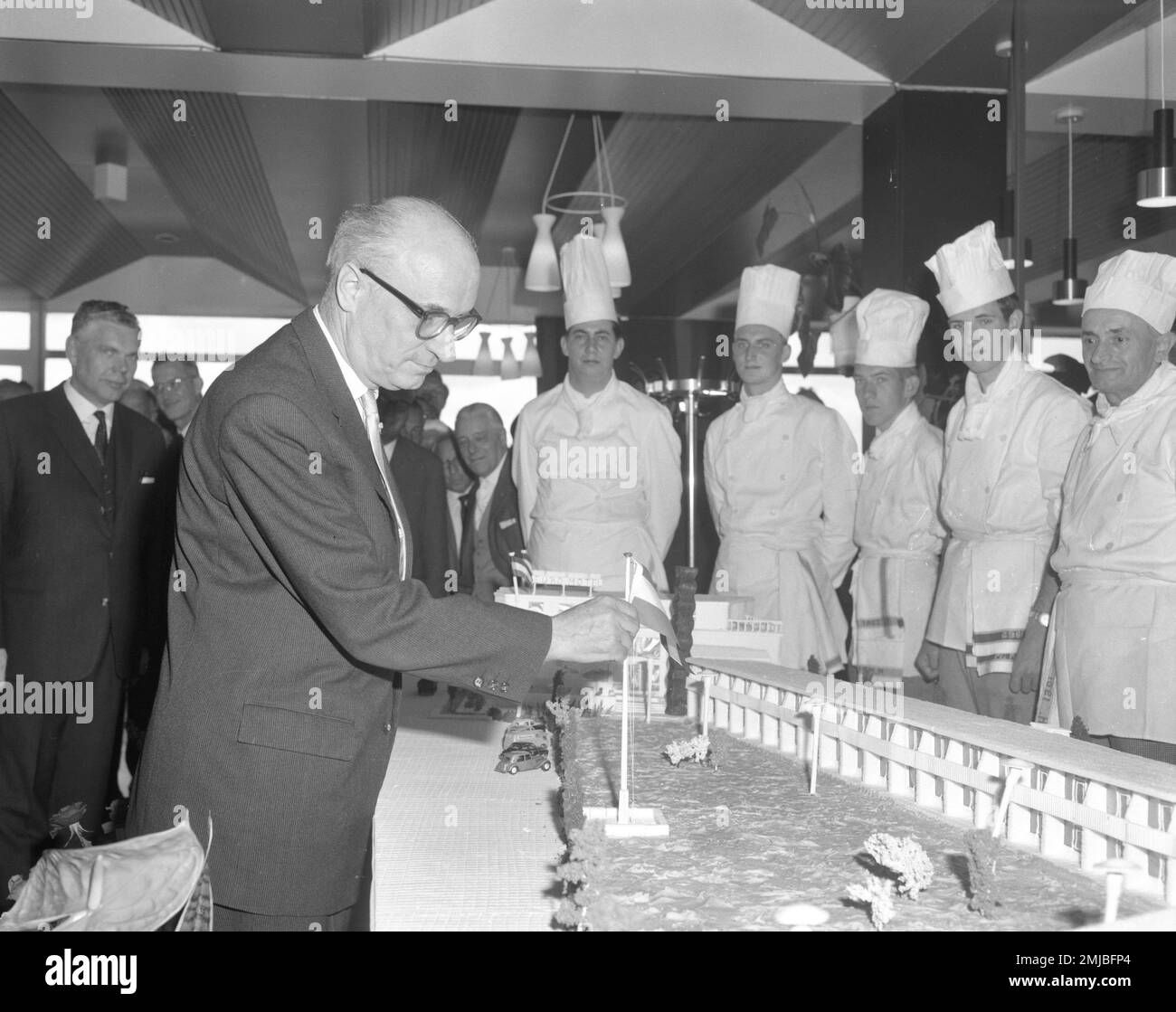 Netherlands Storia: Euromotel aperto da alderman Sig. H.F.C. van Wijck (alza la bandiera sul modello); Data: 3 luglio 1962 Foto Stock