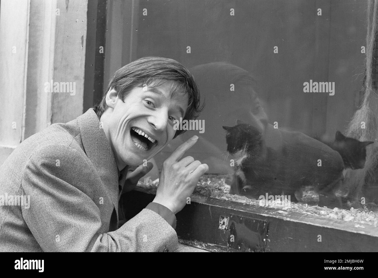 Olanda Storia: Uomo non identificato ad Amsterdam che ama i gatti ca. 1962 Foto Stock